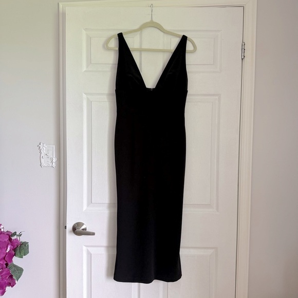 Elegant Black Midi Dress - Picture 5 of 6